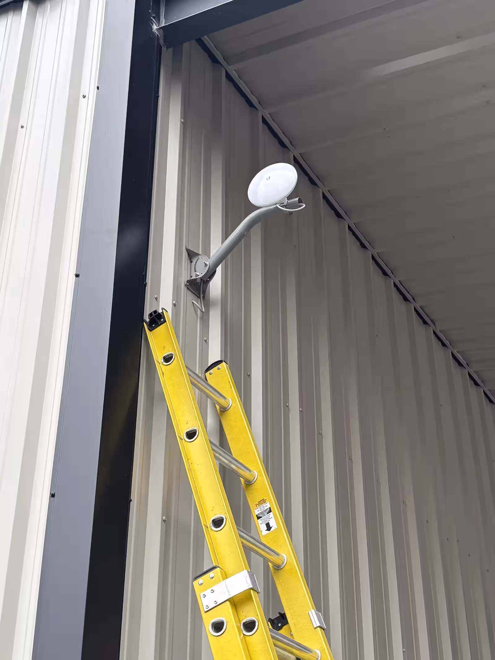 Point-to-point wireless bridge mounted on a rooftop